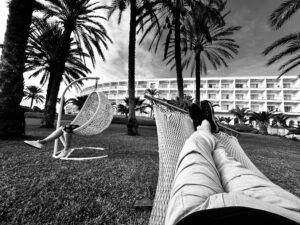 Urlaubszene im Hotel mit Hängematte und Korbsessel